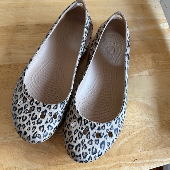 CROCS Shoes - Crocs Kadee Ballet Flat Leopard Animal Print Sz 7 Slip On Work Comfort Casual